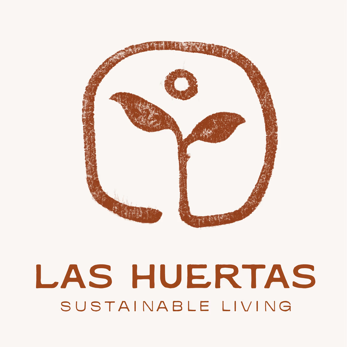 Logotipo de Las Huertas: una semilla germinando, dibujada como sello a mano, sobre fondo crema.