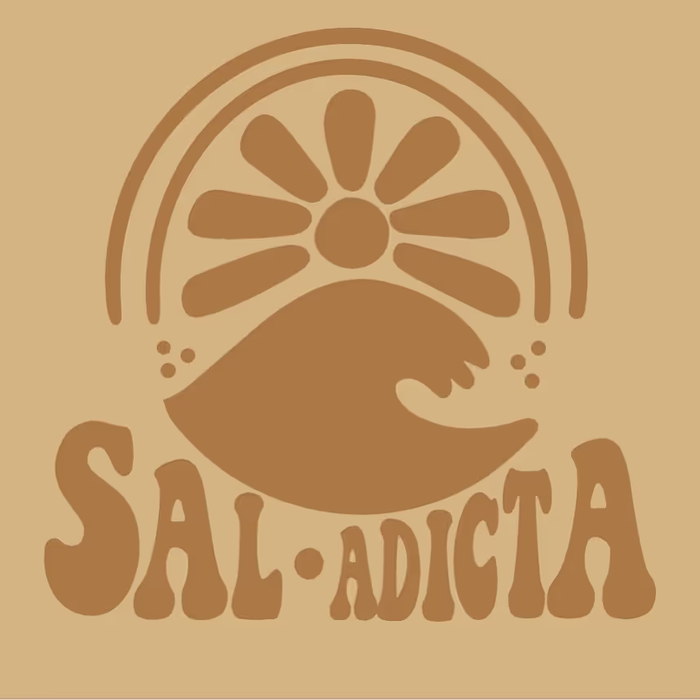 Logotipo de Sal·Adicta: una ola y un sol dibujados a mano sobre fondo arena.